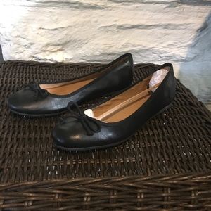 Black ballet flats